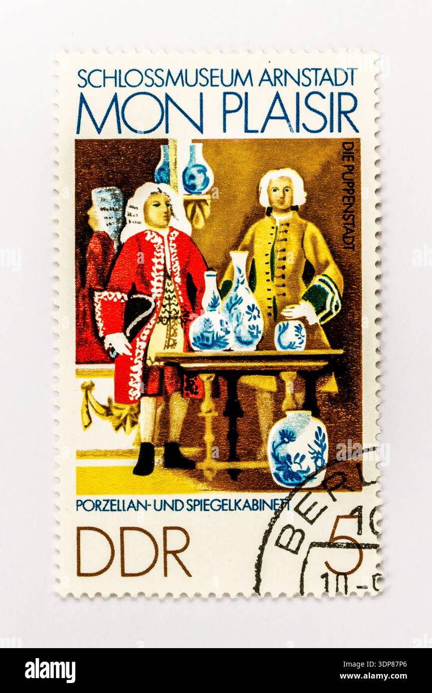 Germania Est DDR Mon Plaisir Porcellana Cabinet Museo Arnstadt Barocco miniature Heritage! Questo elegante francobollo commemorativo della Germania Est emesso nel 1974 Foto Stock