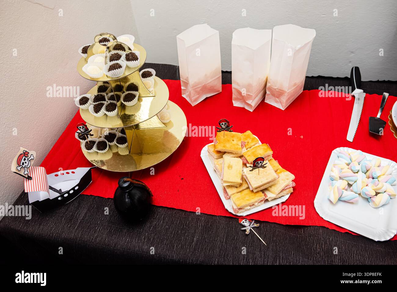 Tavolo con spuntini a tema pirata per la festa di compleanno dei bambini Foto Stock