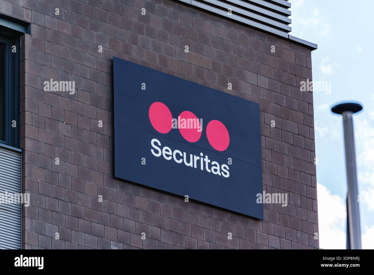 Il logo della società di sicurezza Securitas è montato sulla parete esterna del moderno edificio per uffici Foto Stock