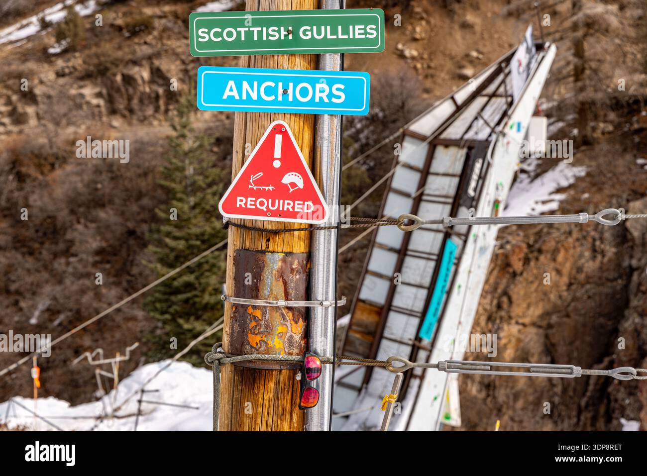 Segni di natura morta e un paio di occhiali da sole presso i calanchi scozzesi del parco di ghiaccio di ouray Foto Stock