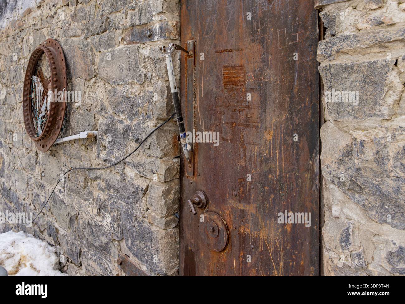 immagine di dettaglio di una vecchia portiera in acciaio con un'ascia di ghiaccio fissata in modo permanente come maniglia della portiera Foto Stock