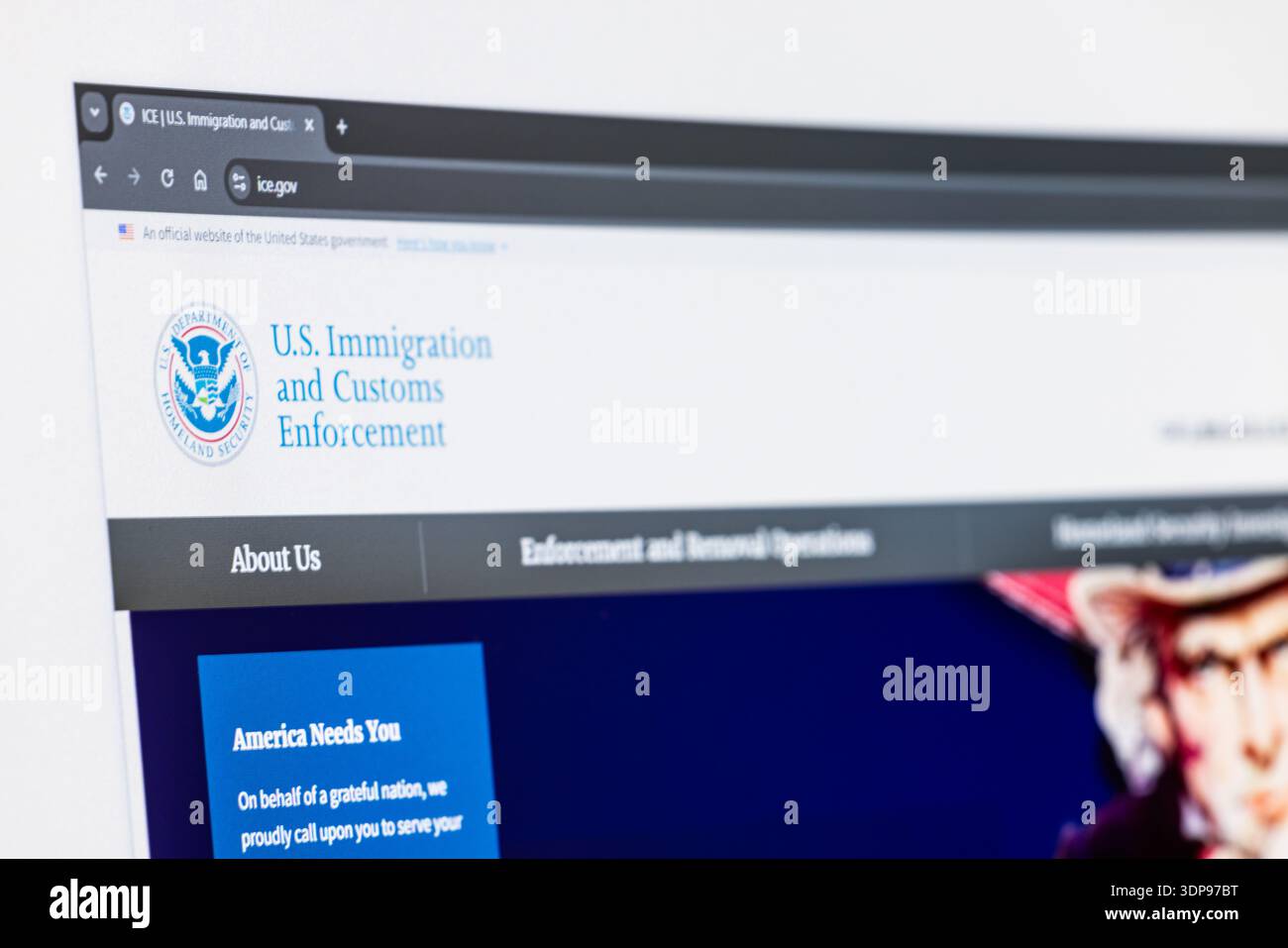 Vista ravvicinata dello schermo del computer con il sito web US Immigration and Customs Enforcement - ICE - Balykchy, Kirghizistan - 13 febbraio 2026 Foto Stock