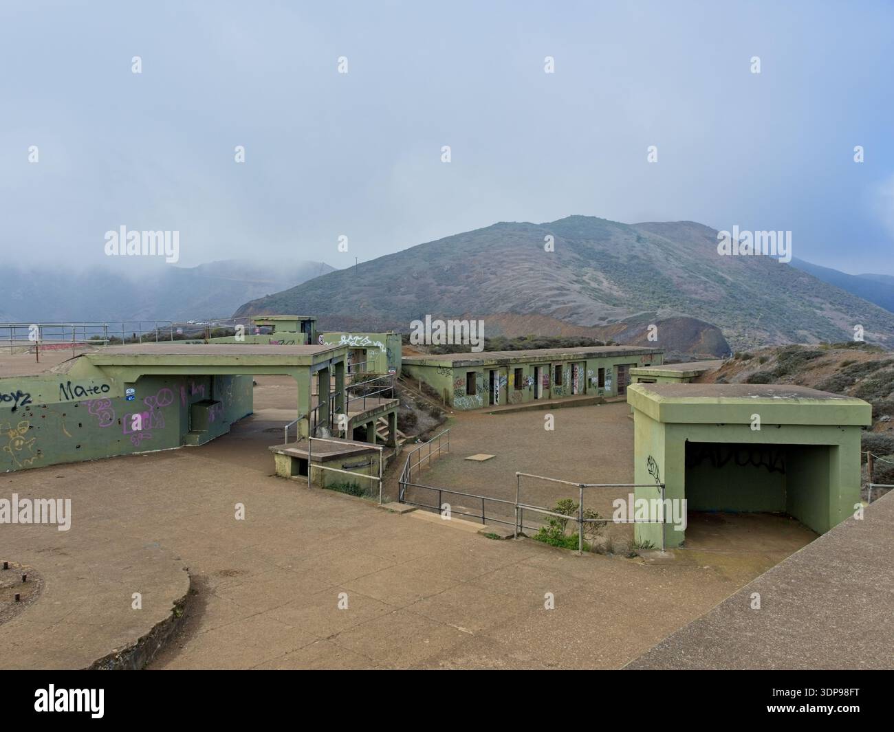 I graffiti coprirono la difesa costiera di Battery Spencer del tardo XIX secolo con le colline di Marin Headlands in nebbia - Sausalito, California, ottobre 2025 Foto Stock