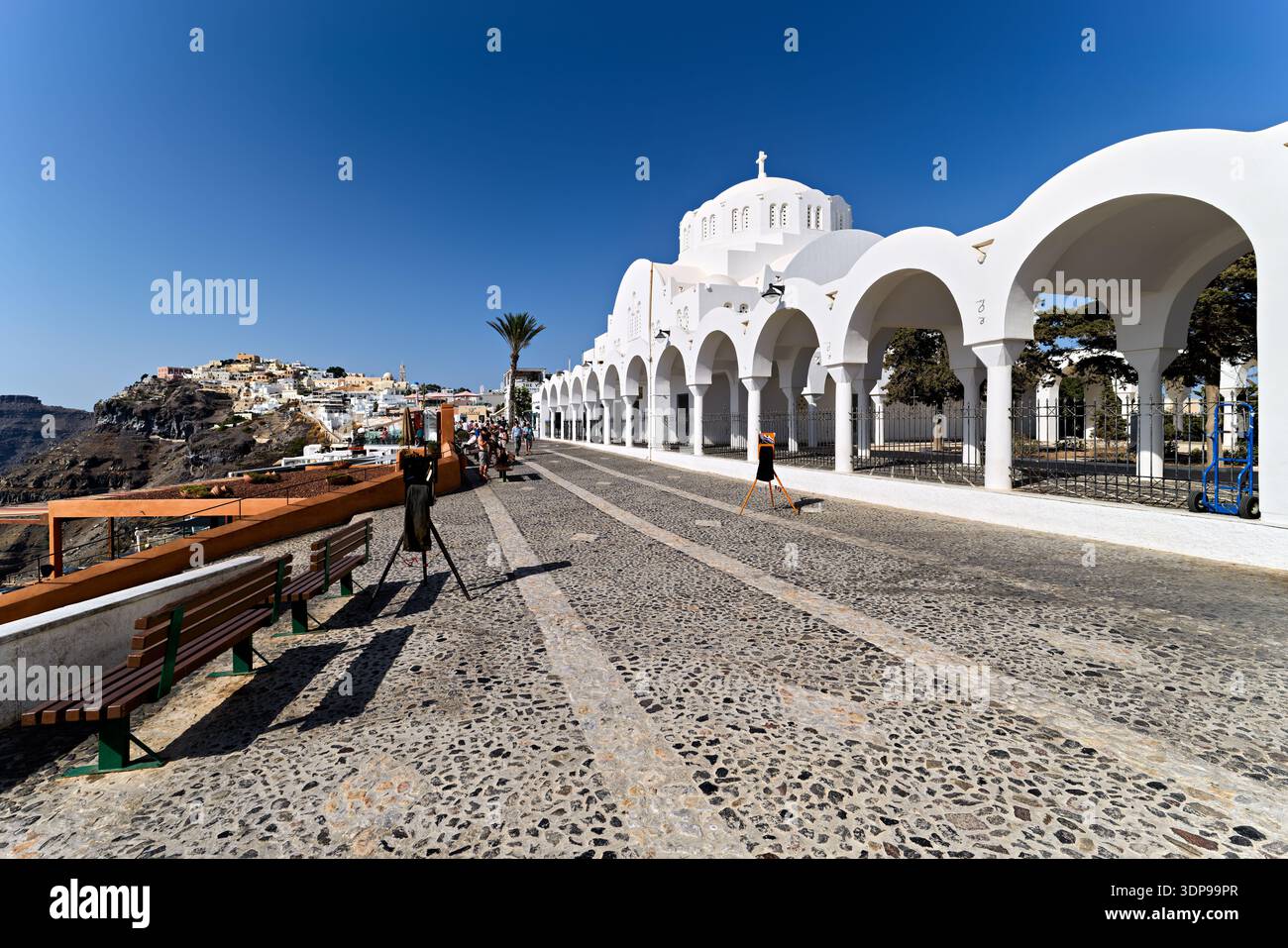 I turisti e gli artisti apprezzeranno le viste mozzafiato e l'iconica architettura bianca della cattedrale metropolitana di Fira, Santorini, Grecia. Foto Stock
