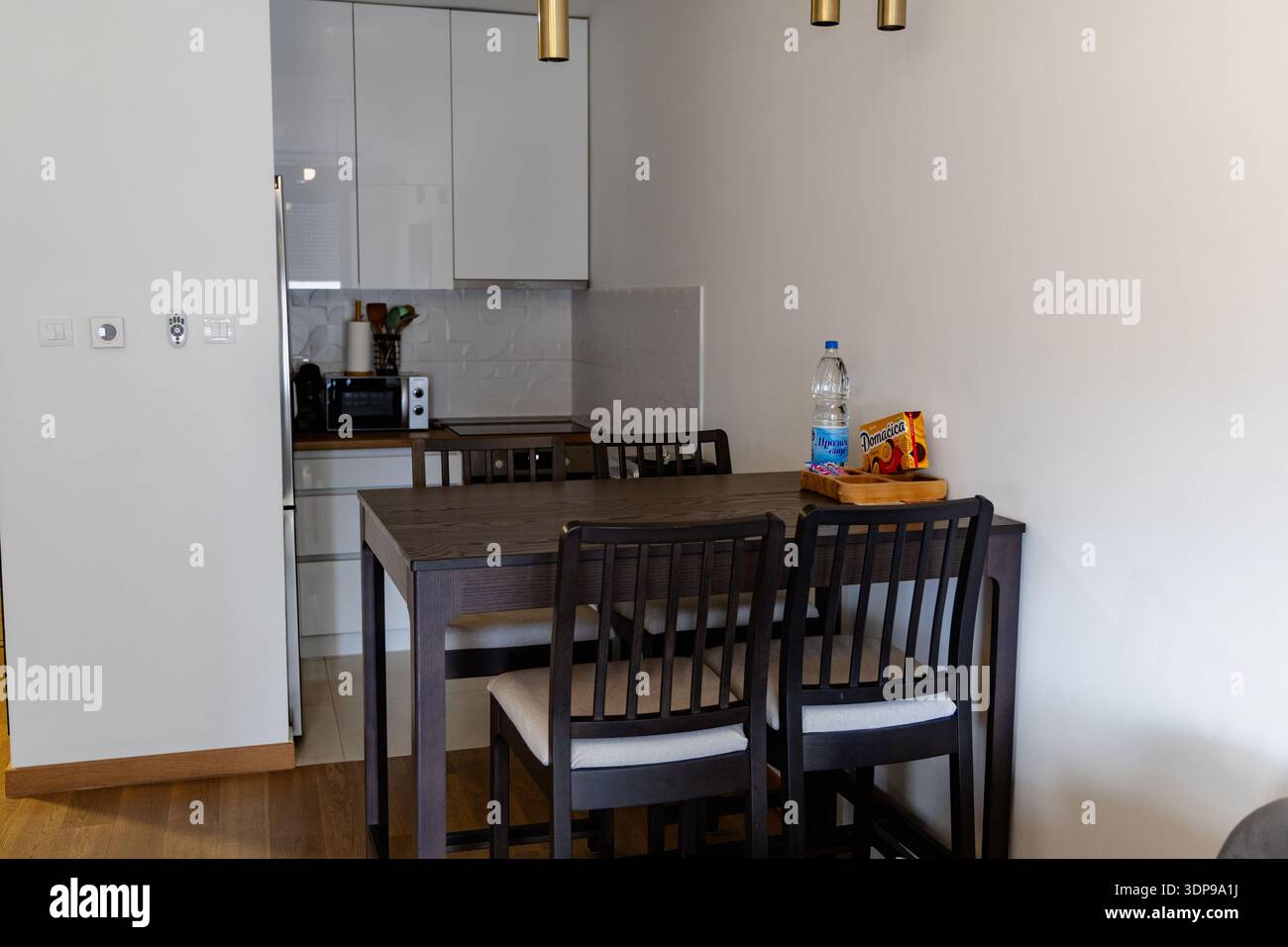 Moderno tavolo da pranzo Domacica sedie cucina interno Foto Stock