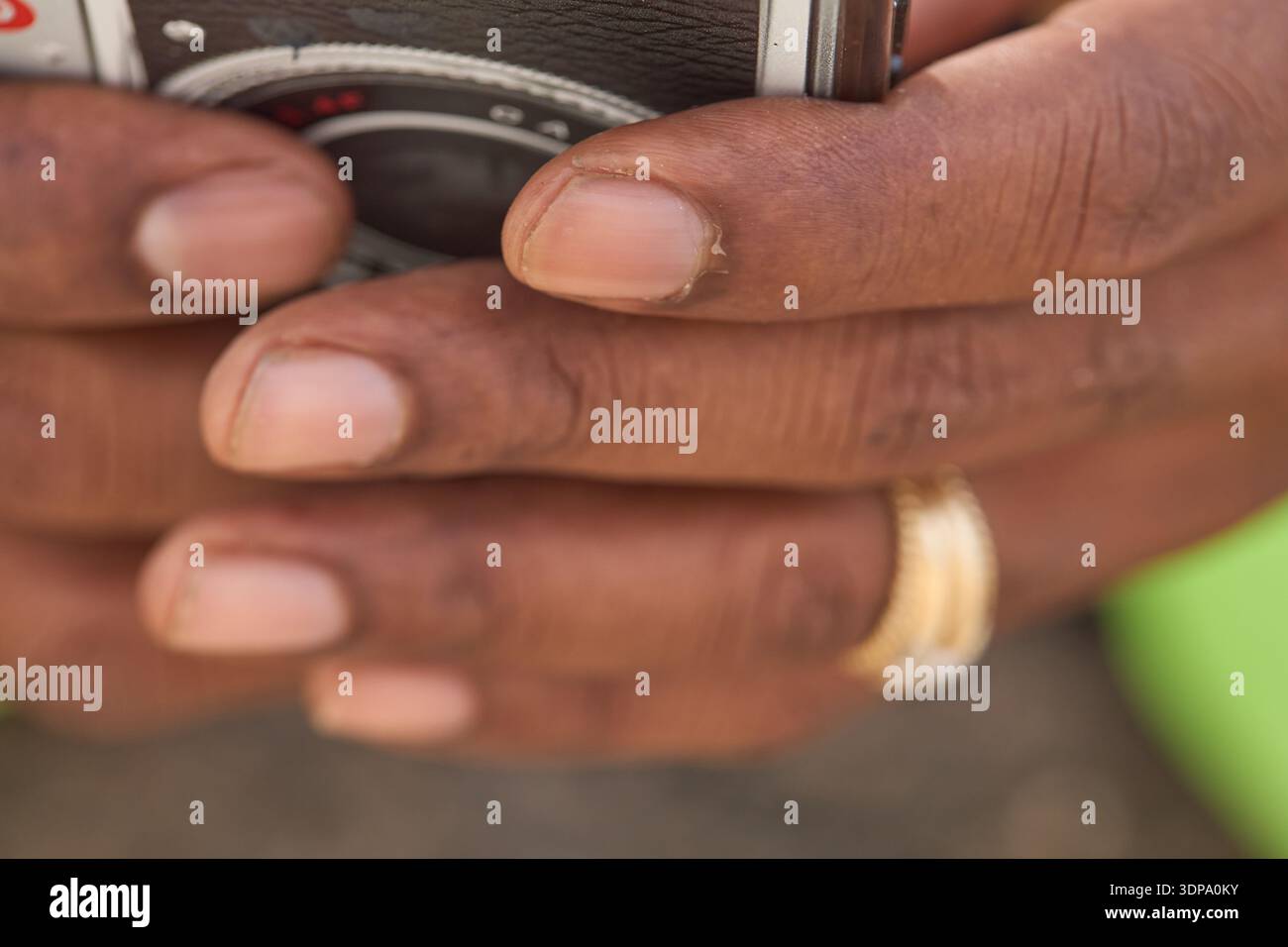 Con le dita puoi tenere un telefono con la fede nuziale accesa Foto Stock