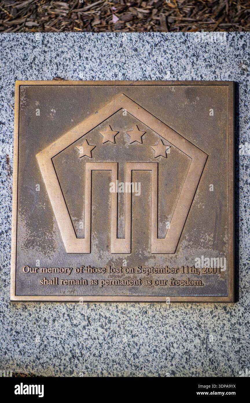 Sacramento la capitale dello Stato, CA, Stati Uniti d'America - 4 Ottobre 2017: 9-11 memorial marcatore di pietra Foto Stock