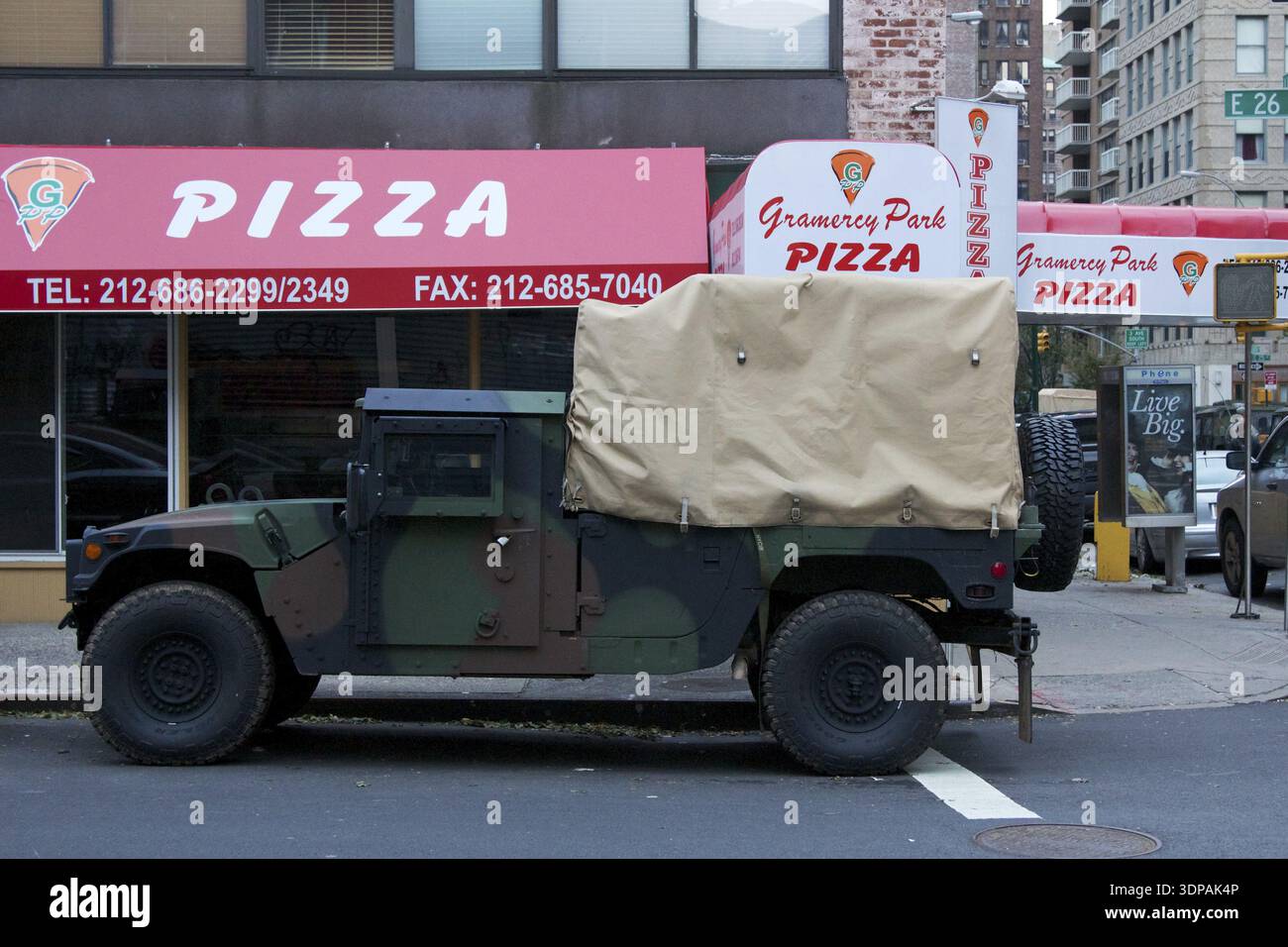 NEW YORK, NY, USA - 31 OTTOBRE 2012: Le unità della Guardia Nazionale si riuniscono fuori dall'armeria sulla Lexington Avenue a New York, NY, USA, il 31 ottobre 2012. Foto Stock
