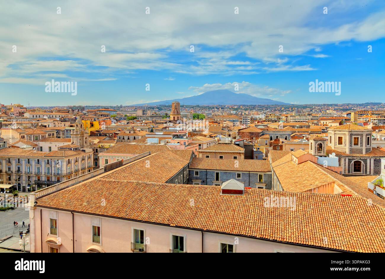 Vista elevata della città con il vulcano Etna in lontananza, Catania, Sicilia, Italia Foto Stock
