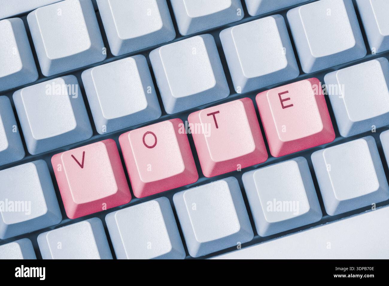 VOTA i tasti rossi su una tastiera blu del pc. Partecipazione online alle elezioni, voto su Internet e concetti di voto elettronico Foto Stock
