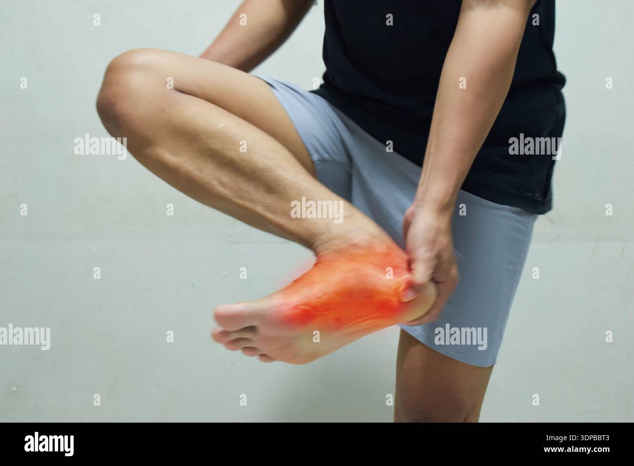 Uomo che soffre di piedi, infiammazione articolare e dolore ai piedi. Concetto di problemi di salute Foto Stock