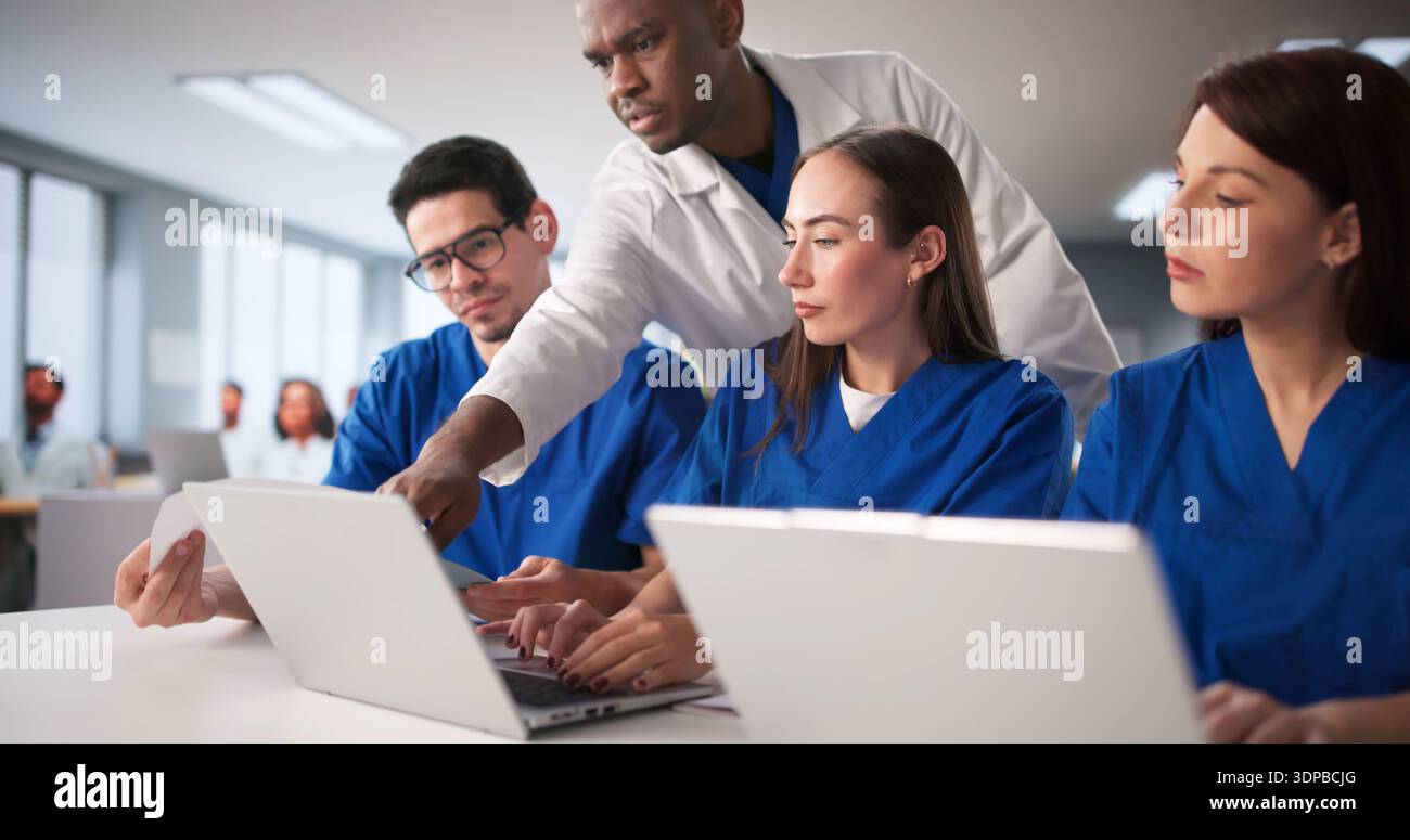 Gli studenti di medicina partecipano a una lezione con il consulente sanitario in aula ospedaliera. Foto Stock