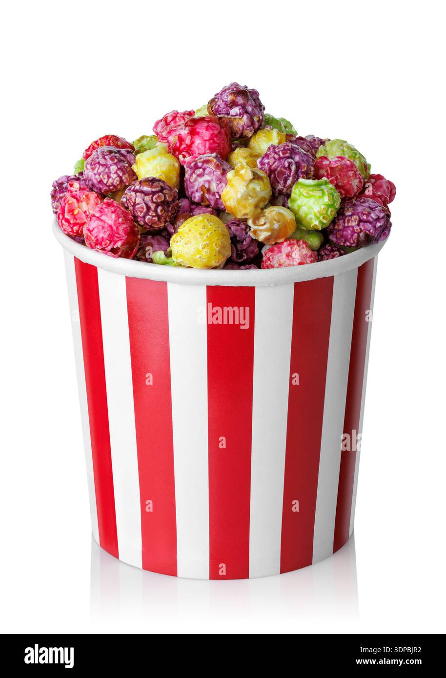 Popcorn di frutta caramellato in tazza di carta a strisce rosse e bianche isolato su bianco Foto Stock