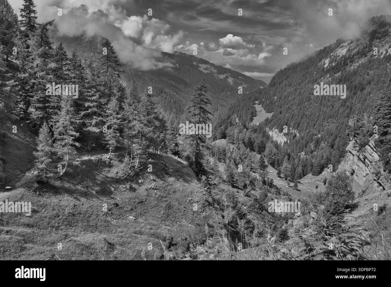 Vista panoramica di Derborence, Svizzera, con paesaggi e nuvole spettacolari. Foto Stock