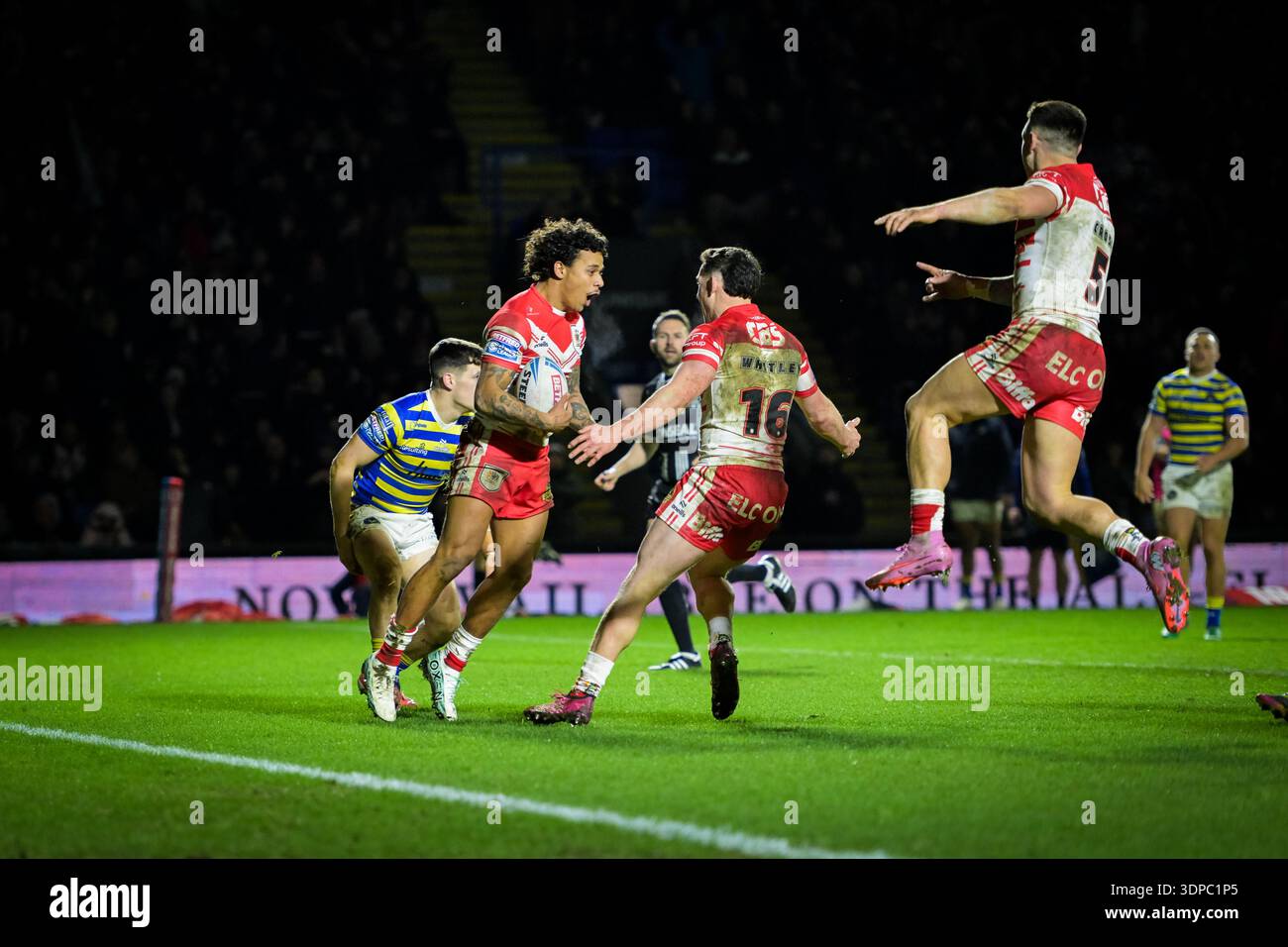 Tristan Sailor of St Helens segna una meta durante il Round One Betfred Super League contro Warrington Wolves, Halliwell Jones Stadium, 15 febbraio 2026 Foto Stock