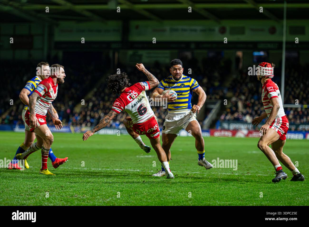 Kelepi Tanginoa dei Warrington Wolves nella BetfredSuper League contro i St Helens all'Halliwell Jones Stadium, Warrington, Inghilterra, 15 febbraio Foto Stock