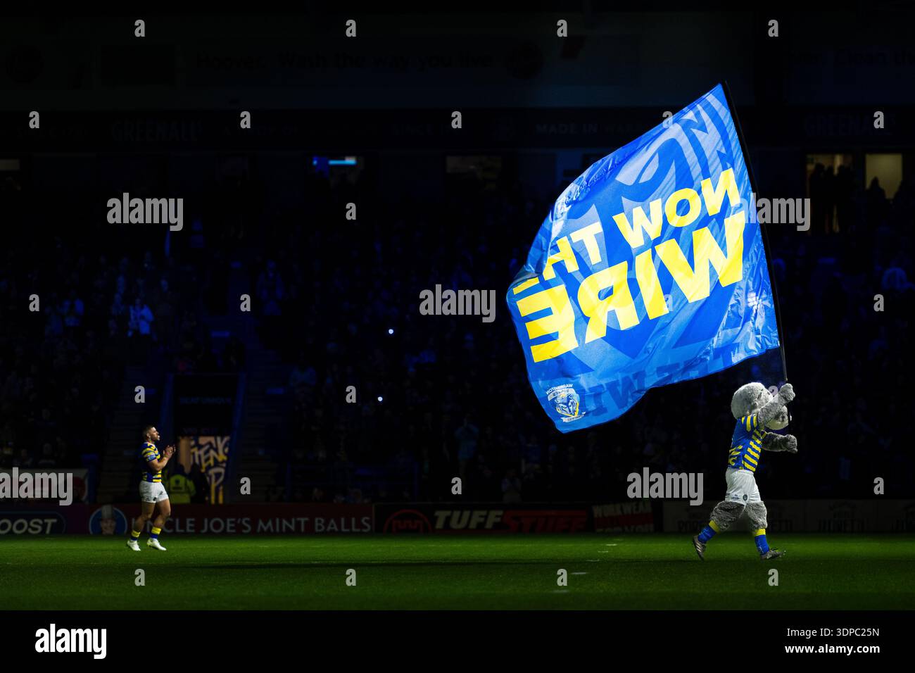Wolfie, mascotte dei Warrington Wolves, corre con la bandiera del club durante il primo turno di Betfred Super League contro St Helens, Halliwell Jones Stadium, Warrington, 15 febbraio Foto Stock