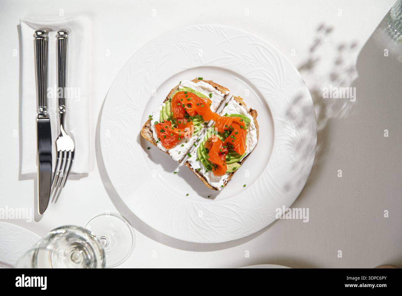 Toast con avocado al salmone e formaggio spalmabile Foto Stock