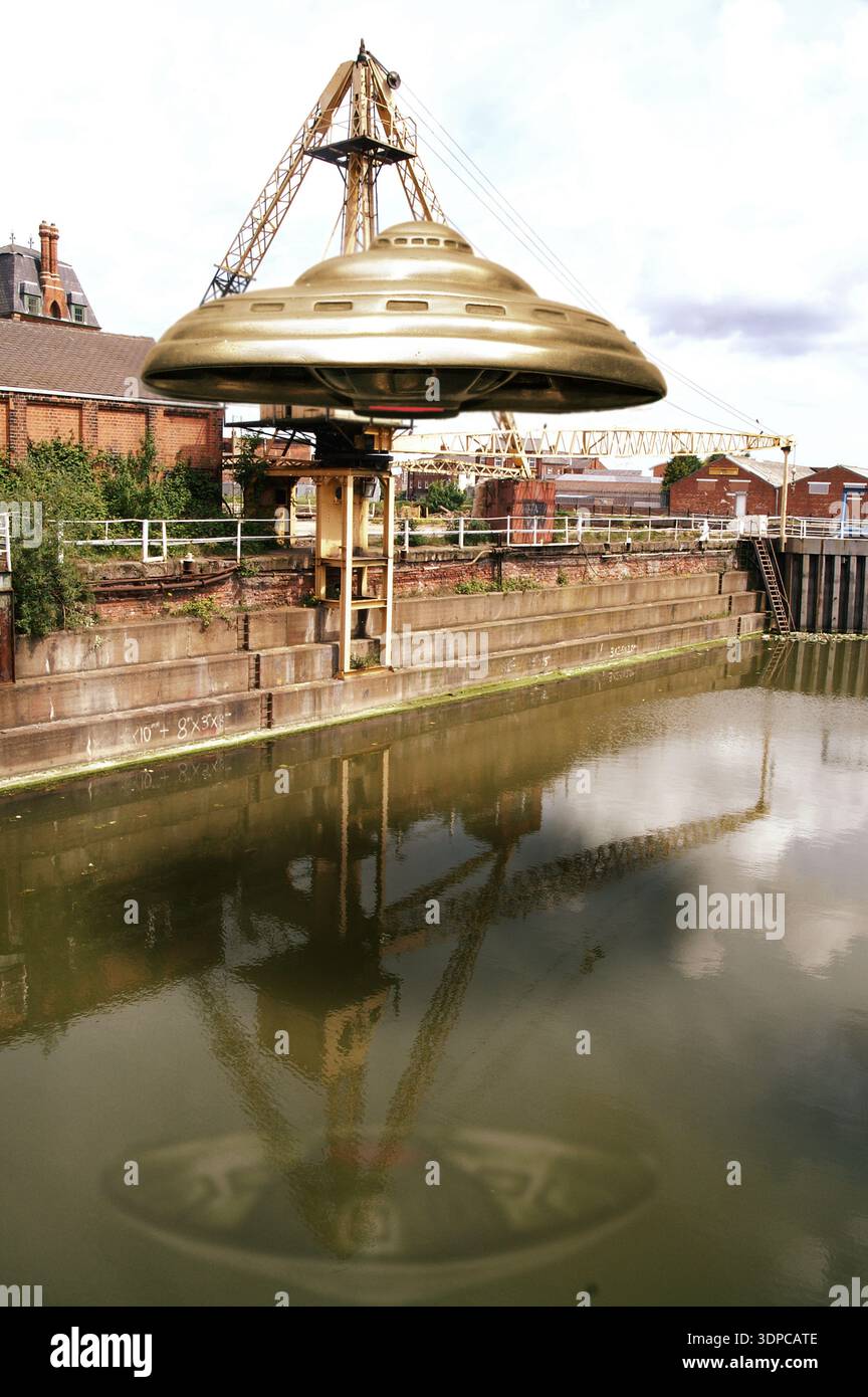UFO sopra il centro visitatori del cantiere navale North End. Museo. Prima della sua restaurazione, Kingston upon Hull. arte fantascientifica Foto Stock