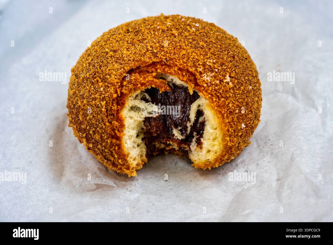 Iris catanese, una tradizionale pasta fritta siciliana ripiena di crema al cioccolato, ricoperta di pangrattato, di Catania, Italia. Foto Stock