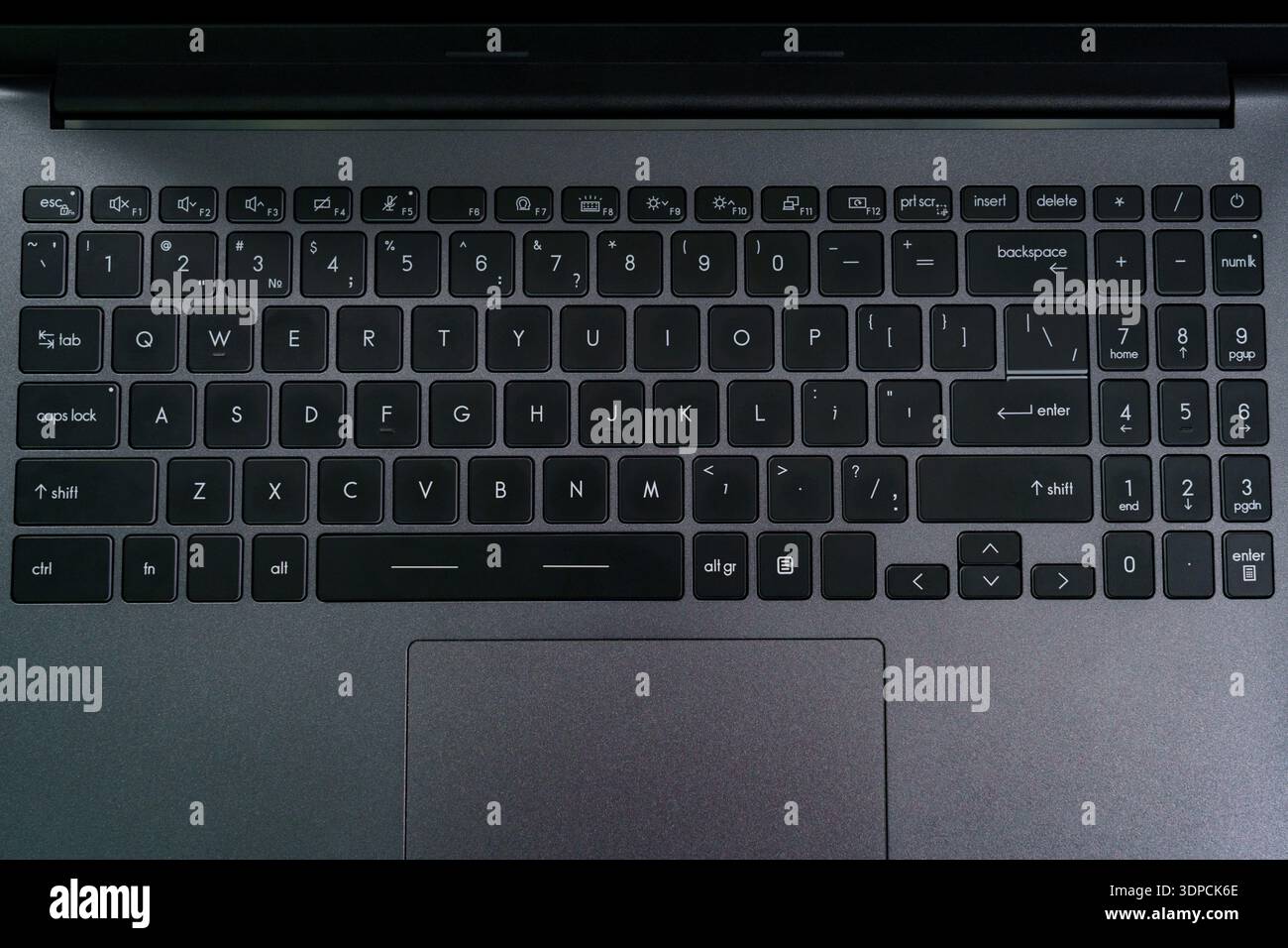 Viene visualizzata una tastiera del computer portatile con tasti etichettati in inglese. L'area di lavoro ha un design elegante. I tasti vengono utilizzati per la digitazione e la navigazione. Foto Stock