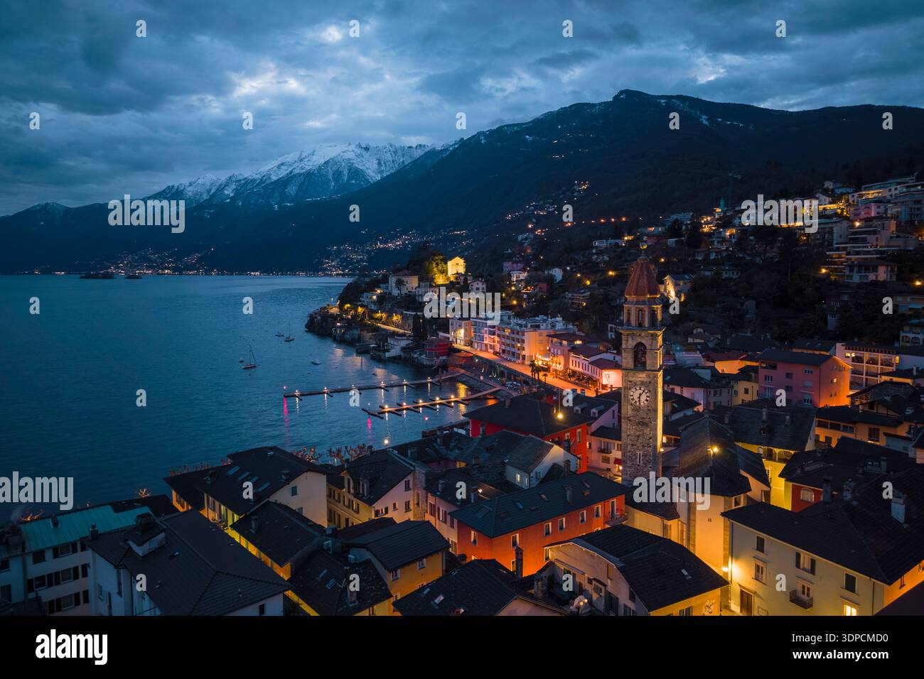 Veduta aerea del porticciolo di Ascona di fronte al Lago maggiore in inverno alle ore blu. Ascona, Lago maggiore, Canton Ticino, Svizzera. Foto Stock