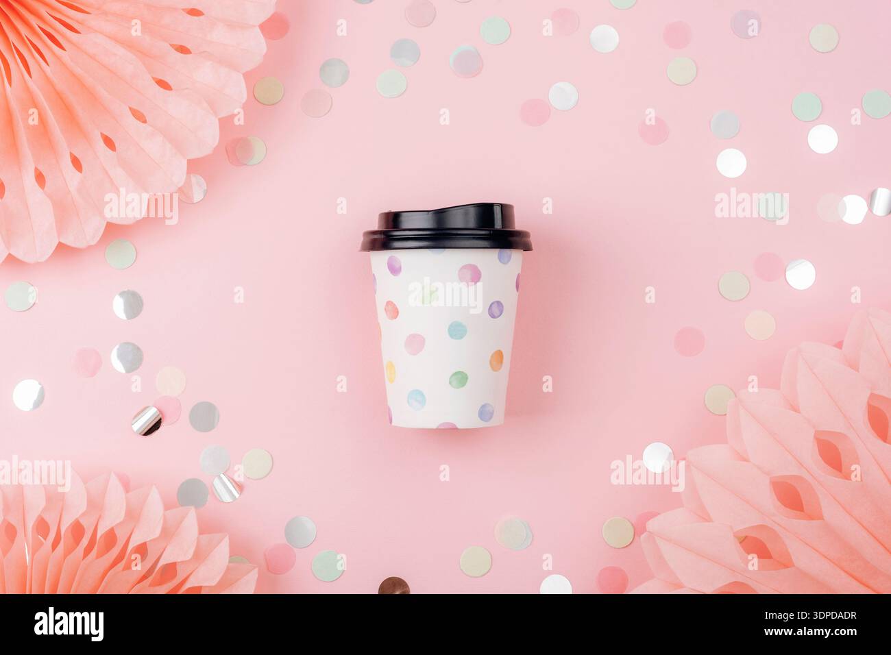 Tazza da caffè in carta con coperchio su sfondo rosa con coriandoli. Vista dall'alto, disposizione piatta. Foto Stock