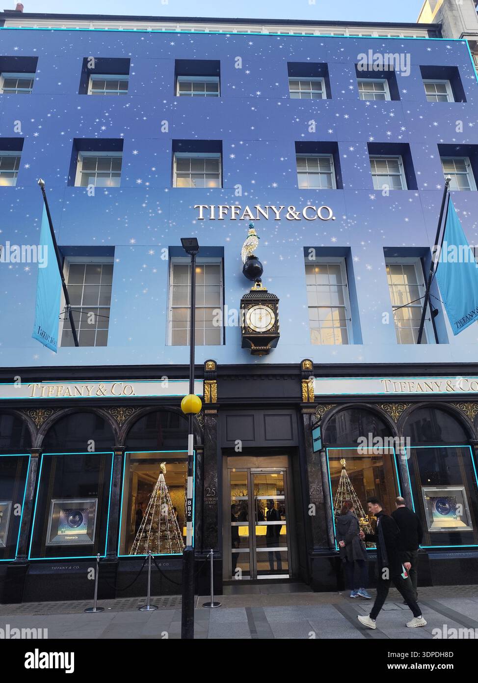 Esterno di Tiffany & Co. Con decorazioni natalizie a tema celeste, luci blu e motivi a stelle, Old Bond Street, Londra, Regno Unito Foto Stock