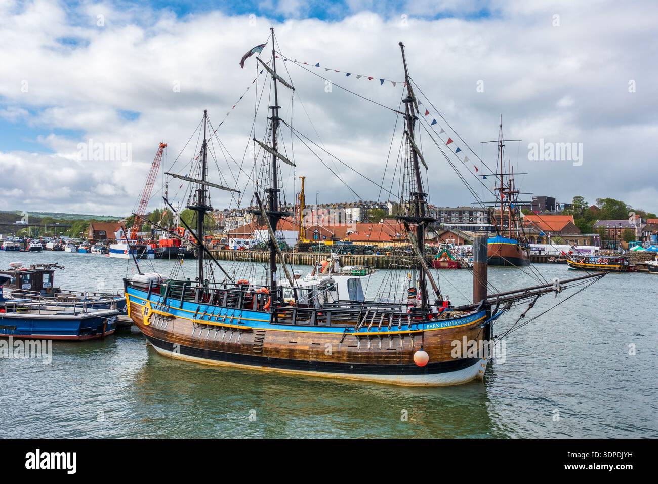 Bark Endeavour Whitby, una replica della famosa nave del capitano James Scott, ormeggiata nella storica cittadina costiera di Whitby nel North Yorkshire, Inghilterra, Regno Unito Foto Stock