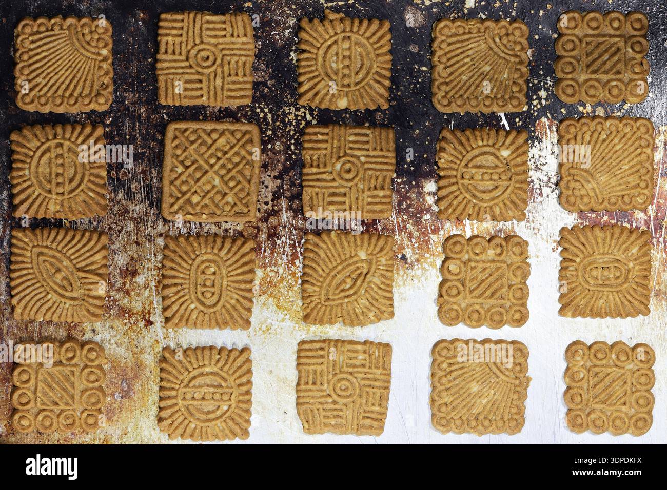 Biscotti «Braune Kuchen» della Frisona orientale su vassoio da forno Foto Stock