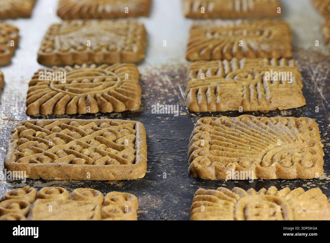 Biscotti «Braune Kuchen» della Frisona orientale su vassoio da forno Foto Stock