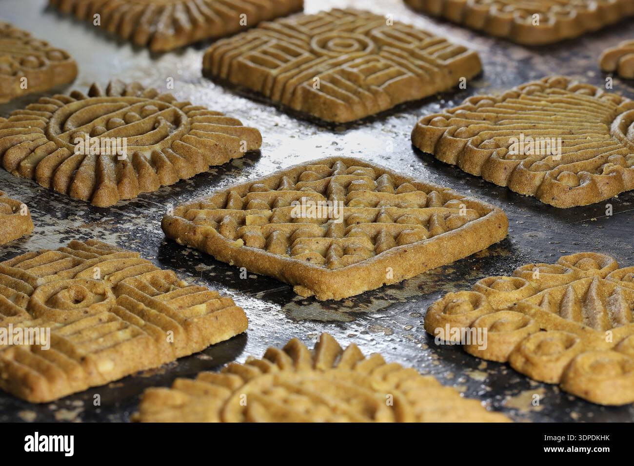 Biscotti «Braune Kuchen» della Frisona orientale su vassoio da forno Foto Stock