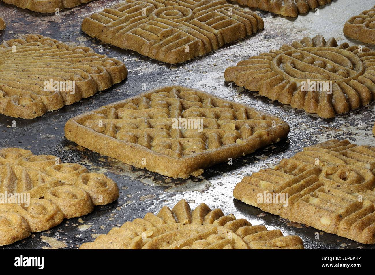 Biscotti «Braune Kuchen» della Frisona orientale su vassoio da forno Foto Stock