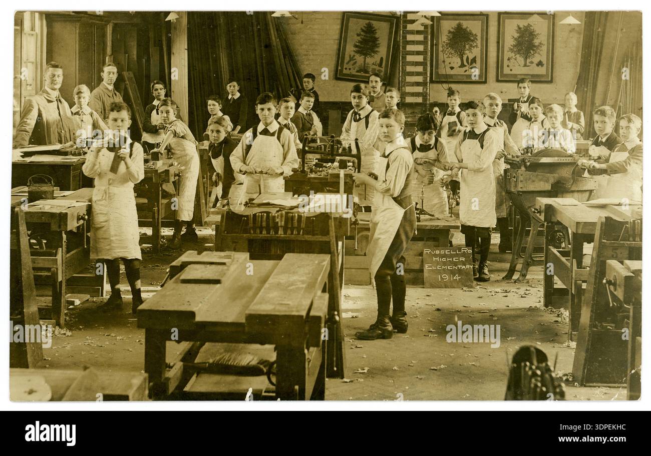 Bambini della prima guerra mondiale ragazzi della classe lavoratrice del legno, Russell Road Higher Elementary School (fascia di età di 10-15 anni) datata 1914. West Ham, East London Regno Unito Foto Stock