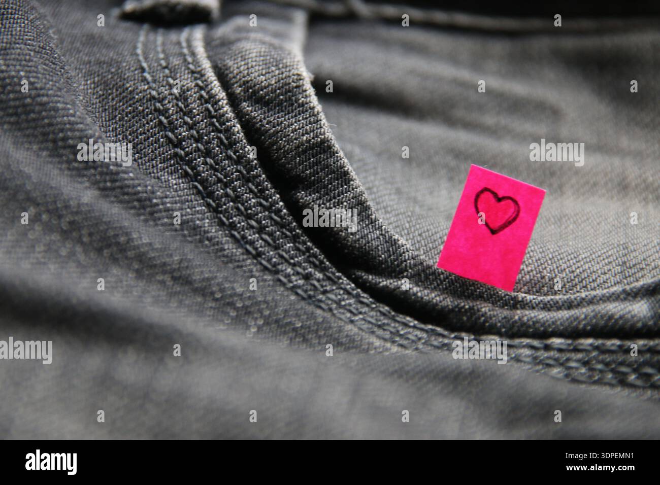 Cuore. Disegno su un'etichetta. Buon compleanno. Foto Stock