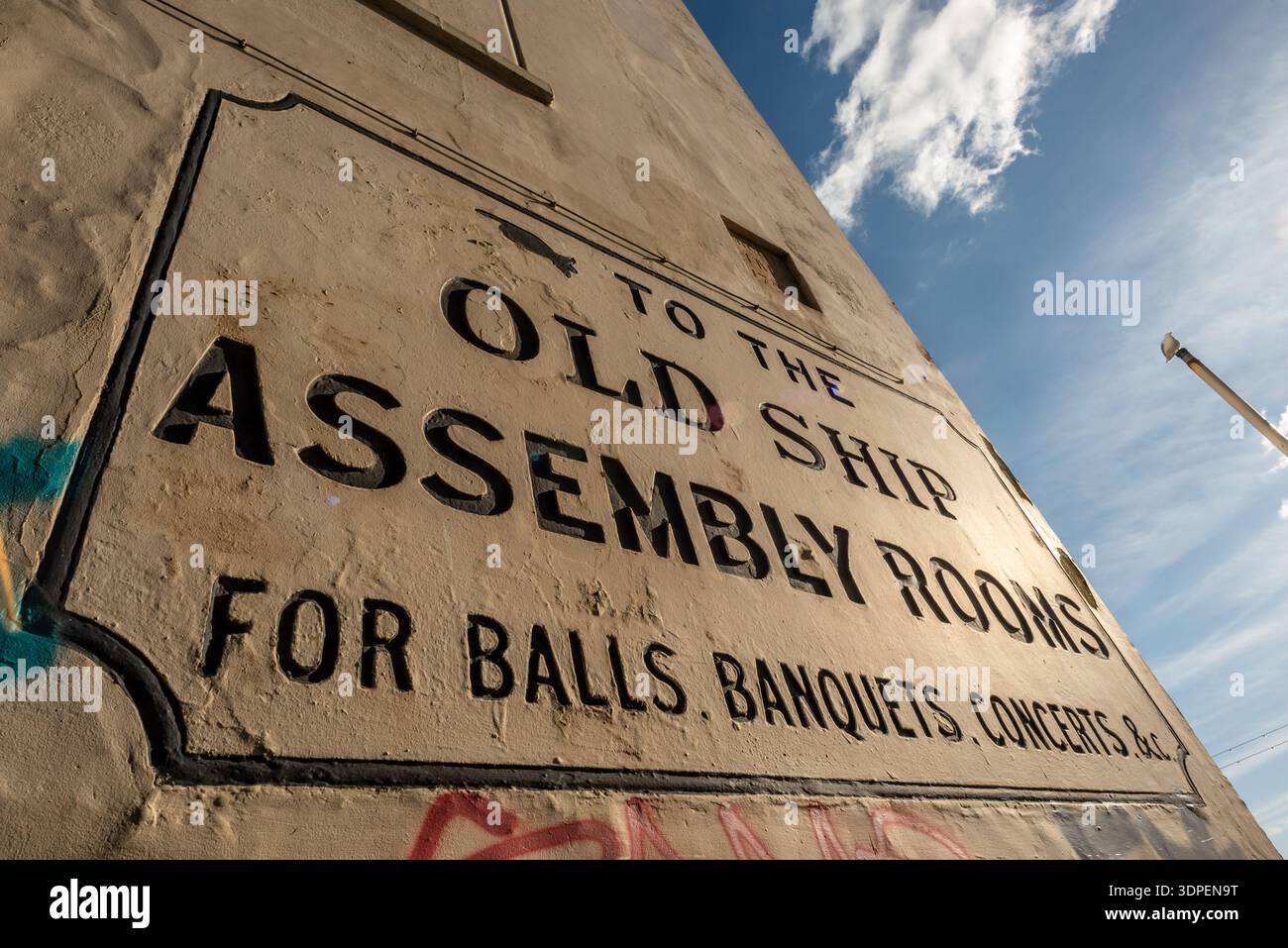 Brighton, 14 febbraio 2026: Segnaletica 3D pre-bellica nel centro di Brighton per l'Old Ship Hotel Foto Stock