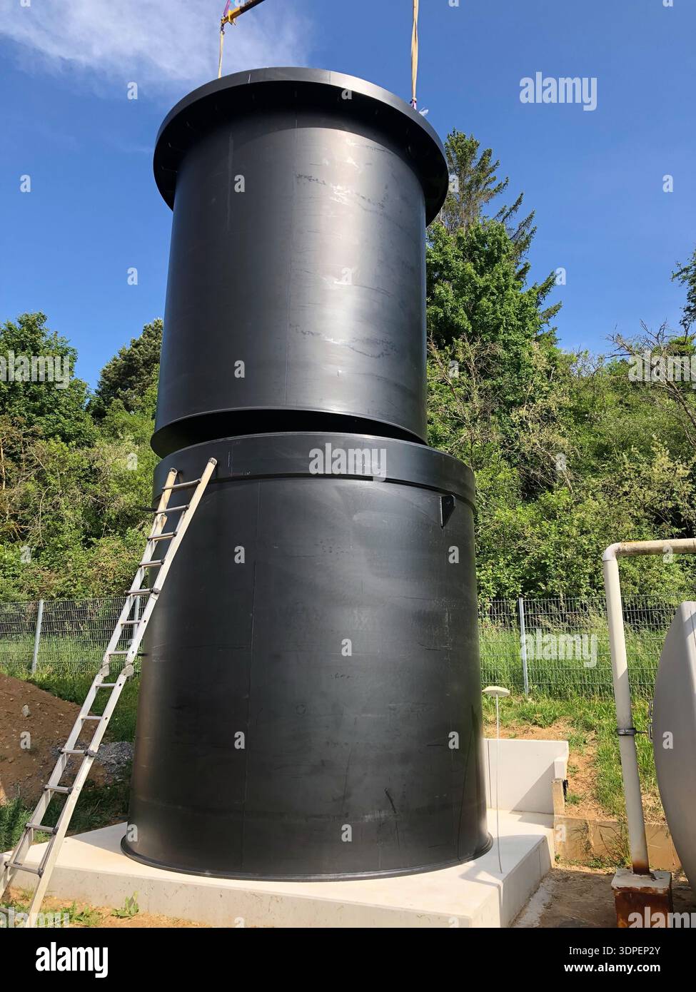 Il serbatoio interno viene estratto da un serbatoio a doppia parete Foto Stock