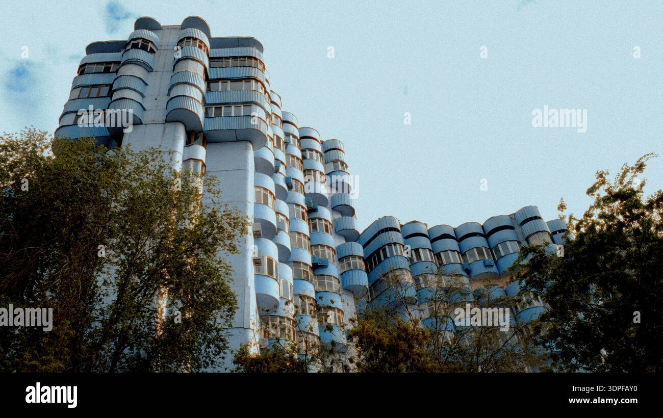 Alloggi sperimentali dell'era sovietica unici con balconi blu - Almaty Urban Heritage Foto Stock