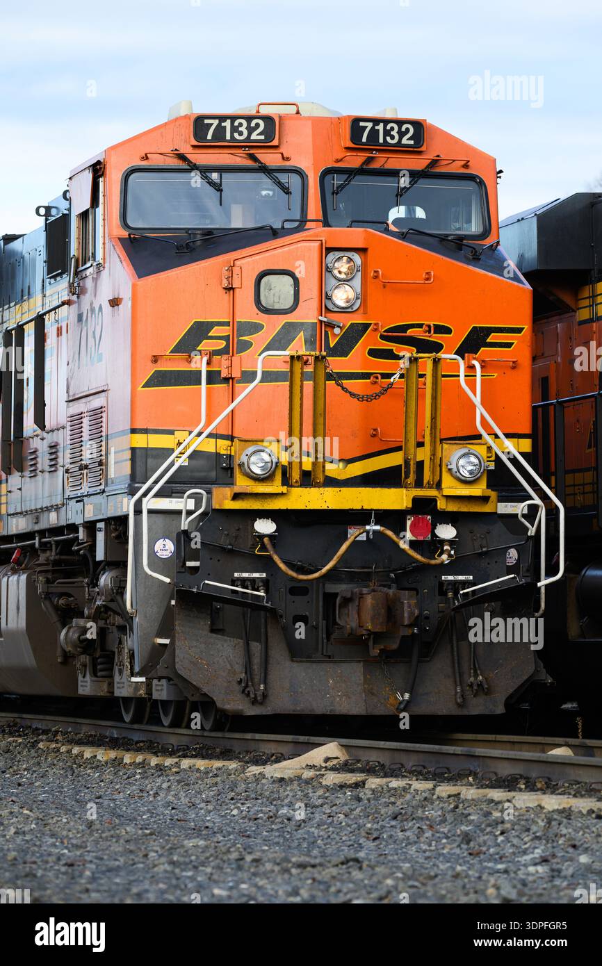 Seattle - 3 gennaio 2026; primo piano della cabina locomotiva BNSF con logo Swoosh Foto Stock
