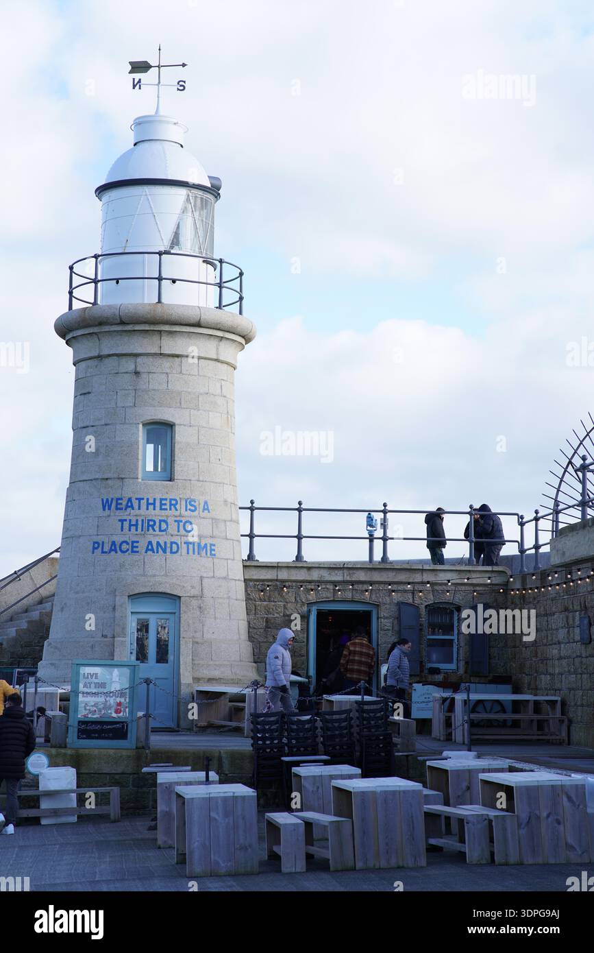Faro di Harbour Arm a Folkestone, Kent, inciso con "il tempo è un terzo per luogo e tempo" di Ian Hamilton Finlay Foto Stock