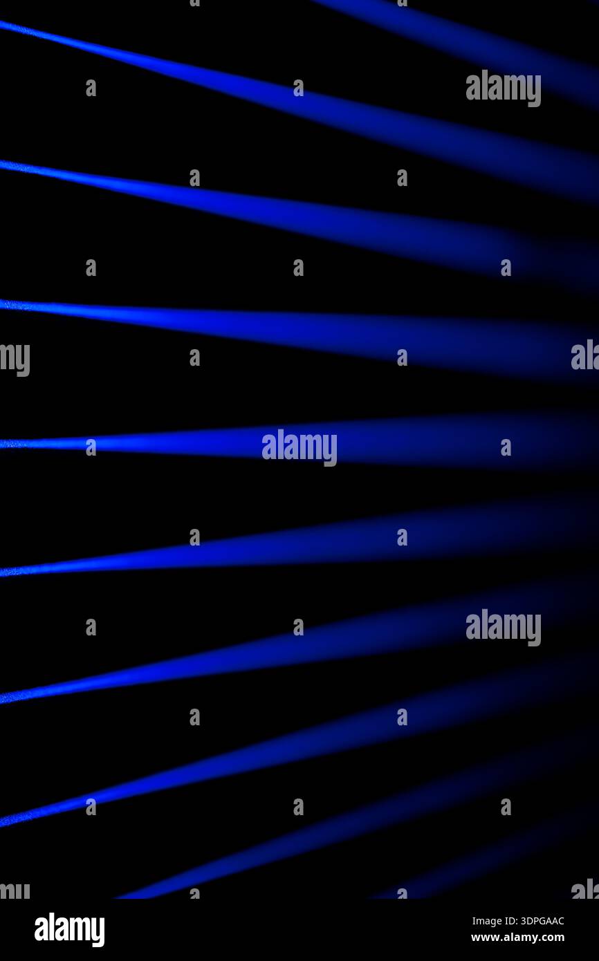 Fasci di neon blu formano un corridoio chiaro. Corridoio al neon. Foto Stock