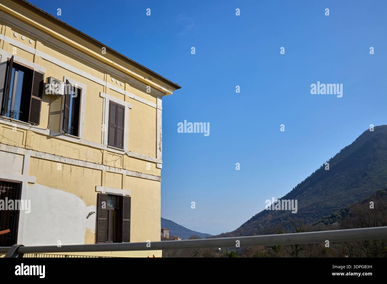 Strade di una piccola città italiana Foto Stock