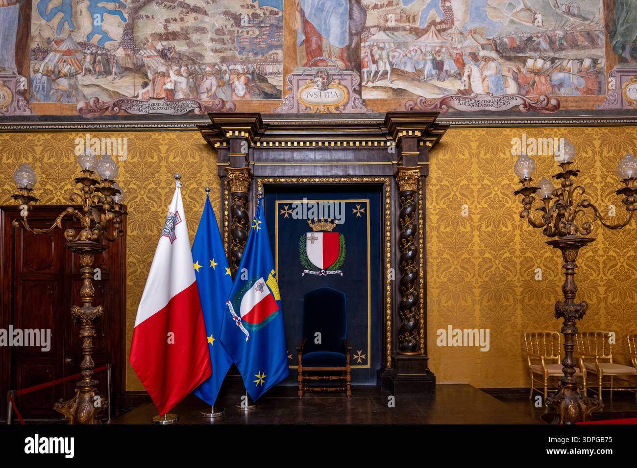 La Valletta, Malta - 13 agosto 2025: Sala del trono al Palazzo dei maestri, la Valletta, con bandiere maltesi ed europee, pareti in damasca dorata, sedia a baldacchino intagliata, cha Foto Stock
