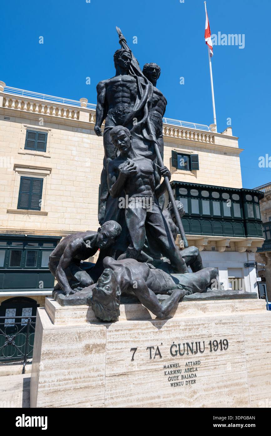 Monumento in bronzo del sette giugno (sette giugno) per commemorare i disordini maltesi del 1919, con figure e l'iscrizione 7 TA GUNJU 1919 a la Valletta. Foto Stock