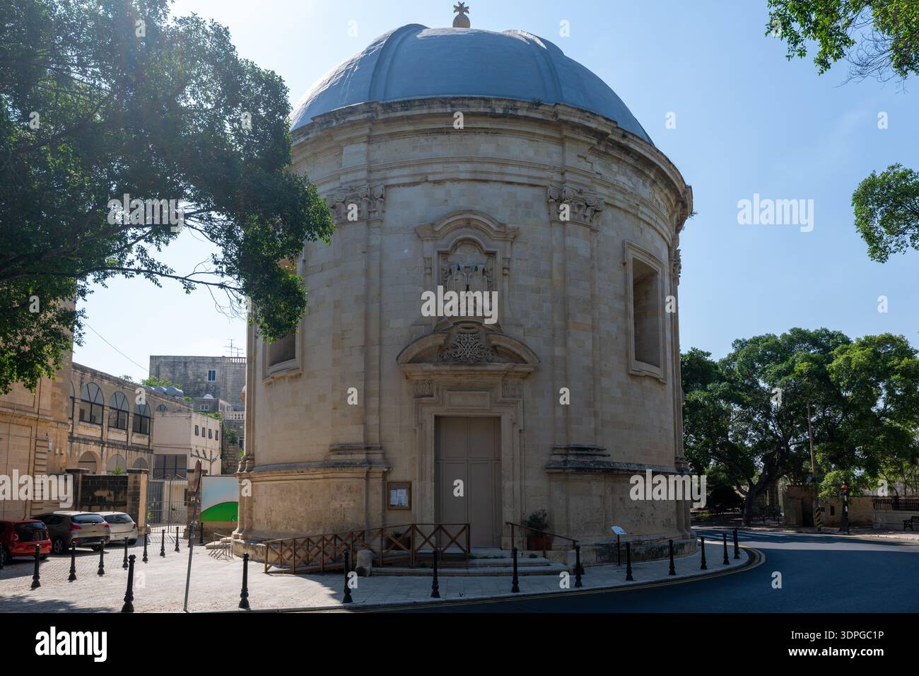 Esterno della chiesa a cupola di Sarria (Chiesa di nostra Signora di Sarria) a la Valletta, Malta, costruita in pietra calcarea con facciata barocca e pianta rotonda su una sunn Foto Stock