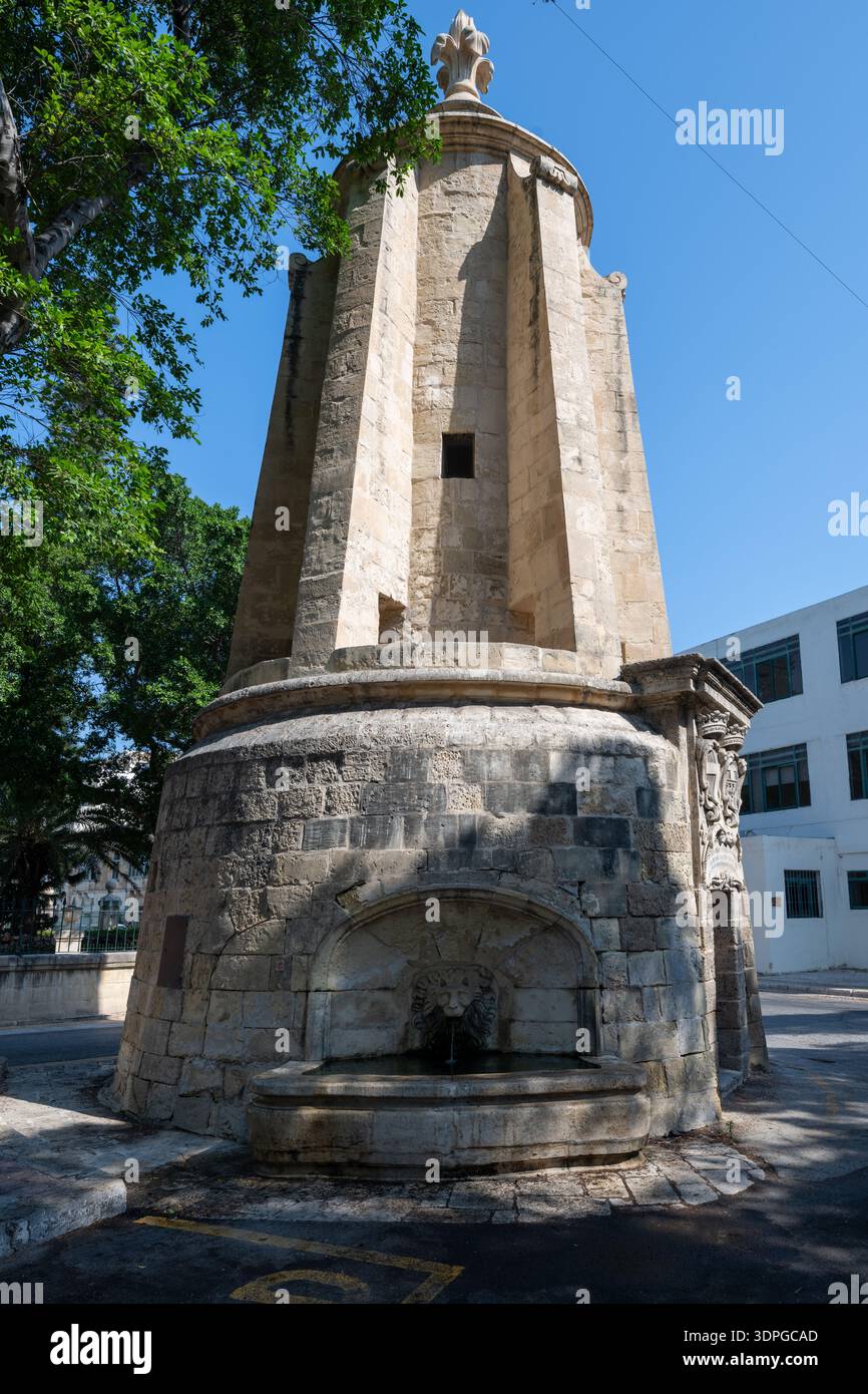 Wignacourt Water Tower a la Valletta, Malta, un monumento storico per l'infrastruttura idrica in pietra calcarea con una base a più livelli e una parte superiore scolpita, fotografato in bri Foto Stock