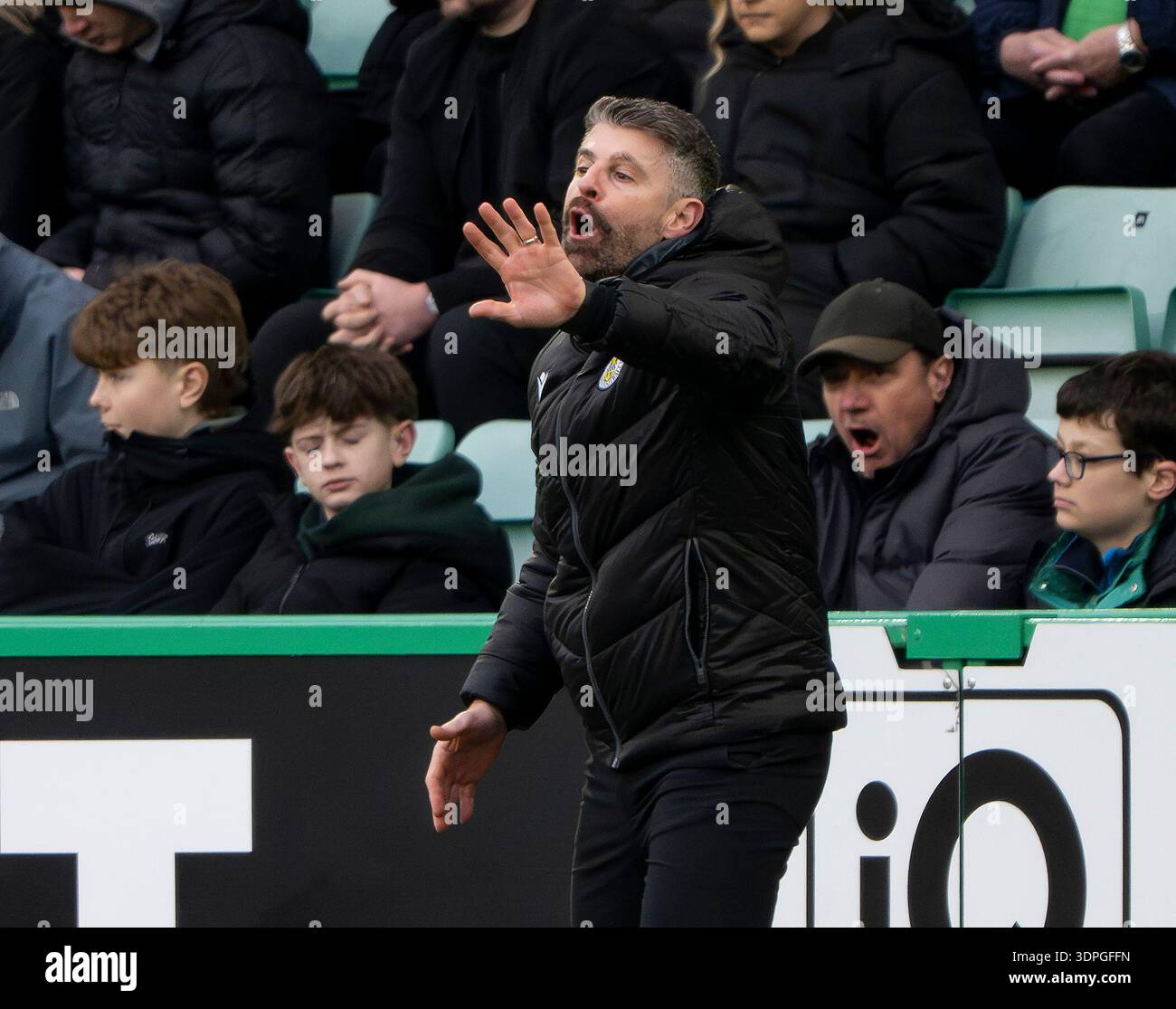 Edimburgo, Regno Unito. 14 febbraio 2026. Scottish Premiership - Hibernian FC vs St. Mirren FC 04/02/2026 il manager del St Mirren, Stephen Robinson, grida istruzioni ai suoi giocatori mentre l'Hibs affronta St. Mirren nella Scottish Premiership all'Easter Road Stadium di Edimburgo, Regno Unito. Crediti: Ian Jacobs/Alamy Live News Foto Stock