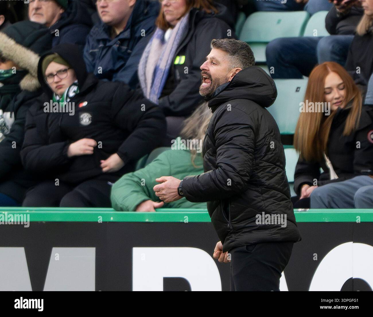 Edimburgo, Regno Unito. 14 febbraio 2026. Scottish Premiership - Hibernian FC vs St. Mirren FC 04/02/2026 il manager del St Mirren, Stephen Robinson, grida istruzioni ai suoi giocatori mentre l'Hibs affronta St. Mirren nella Scottish Premiership all'Easter Road Stadium di Edimburgo, Regno Unito. Crediti: Ian Jacobs/Alamy Live News Foto Stock