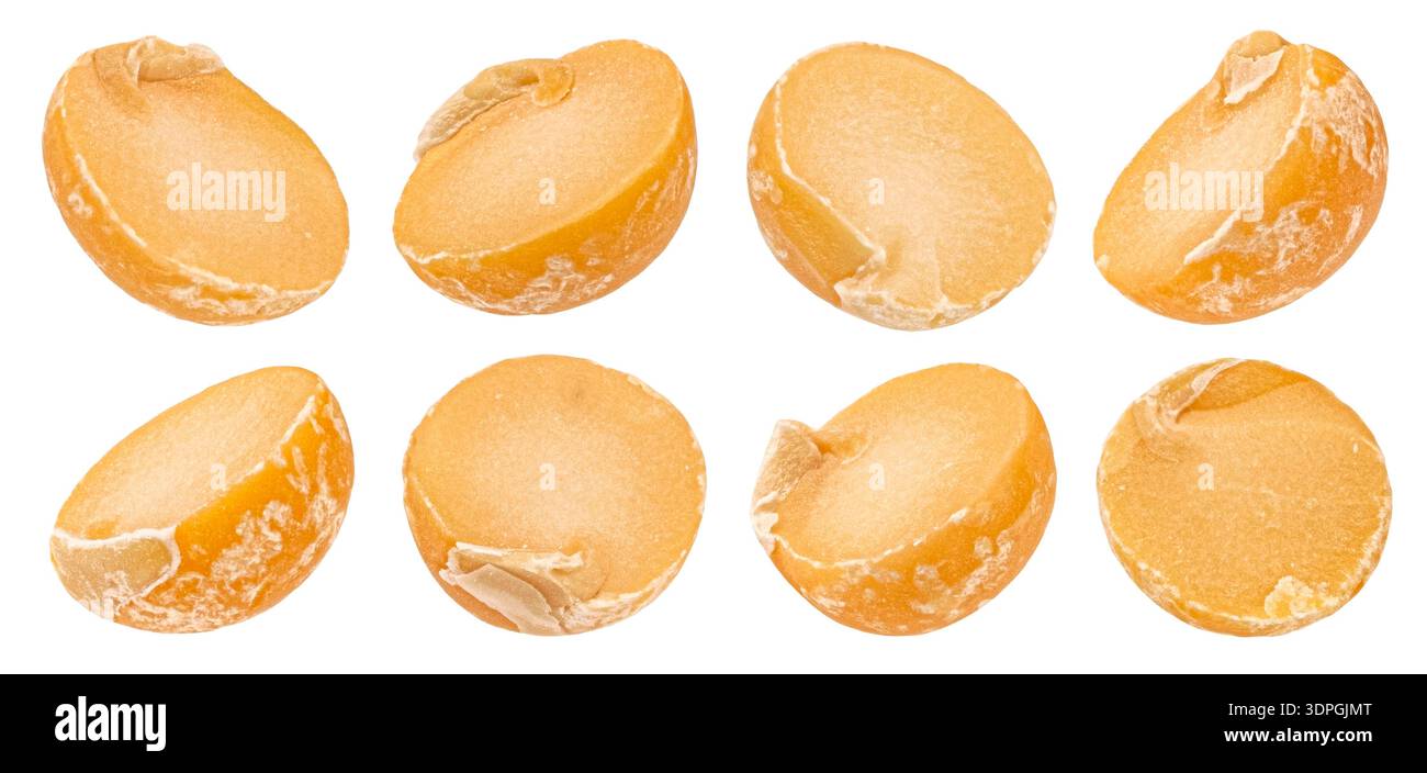 Piselli divisi isolati su sfondo bianco, profondità di campo completa Foto Stock