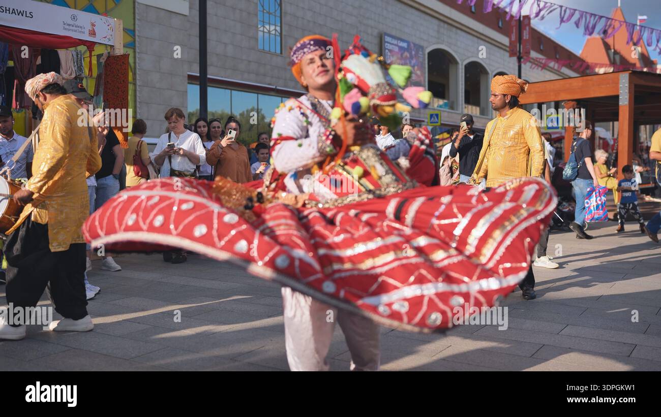 Mosca, Russia - 17 agosto 2025: Ballerini folk indiani che si esibiscono in uno spettacolo tradizionale con la batteria per una folla di tifo Foto Stock